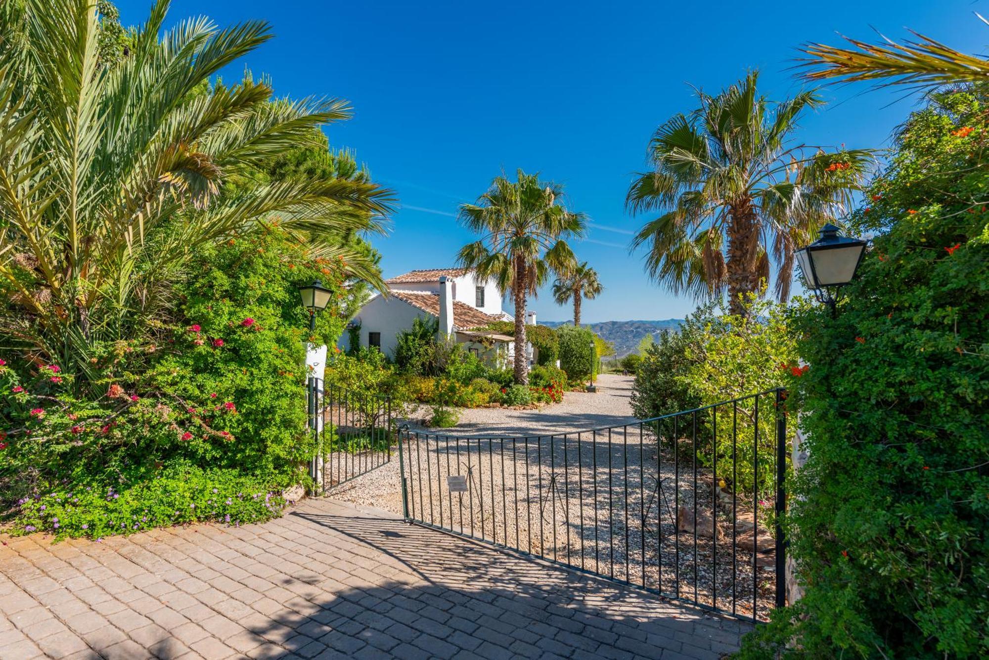 Cantueso Holiday Park Periana Exterior photo